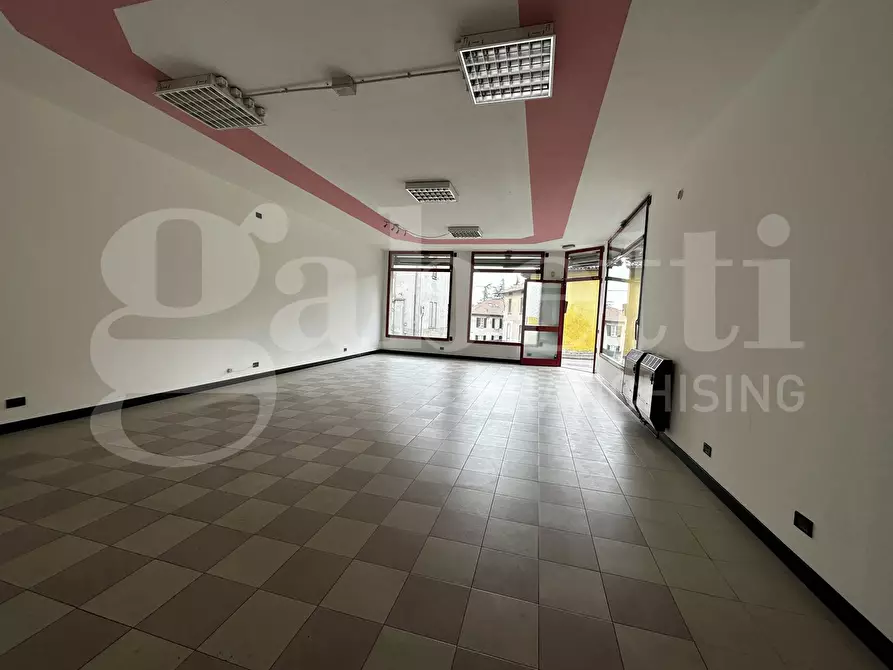 Immagine 16 di Negozio in affitto  in Via Marconi, snc a Erba