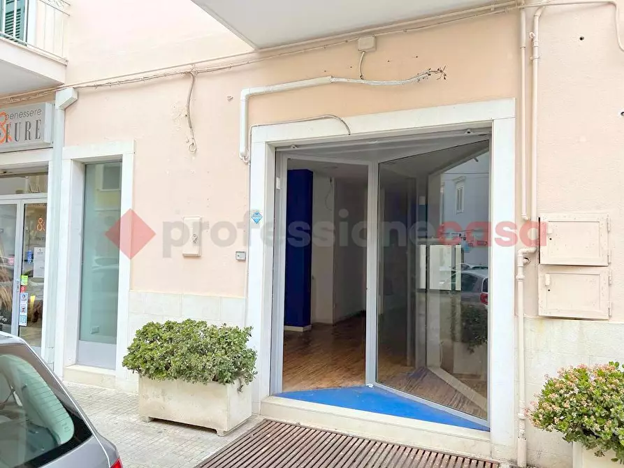 Immagine 1 di Negozio in affitto  in Via RICASOLI, . a Monopoli