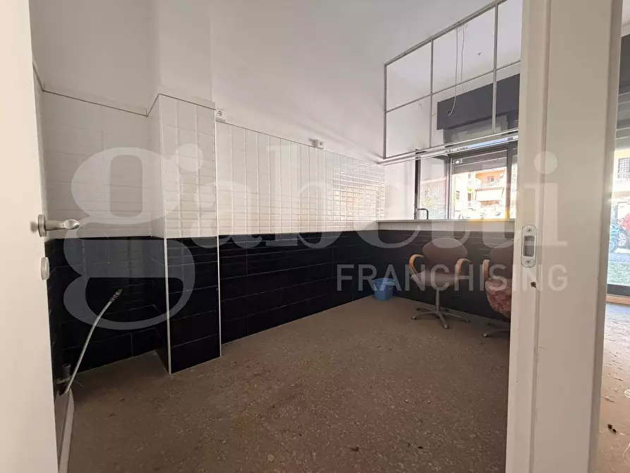Immagine 7 di Negozio in affitto  in Via delle Rose a Roma