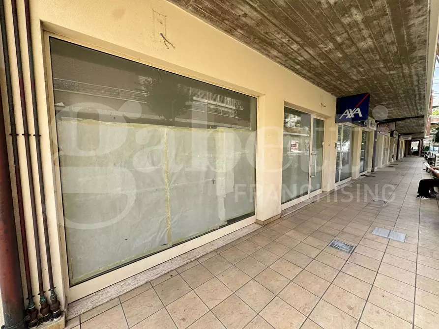 Immagine 5 di Negozio in vendita  in Via de Titta, 14 a Pineto