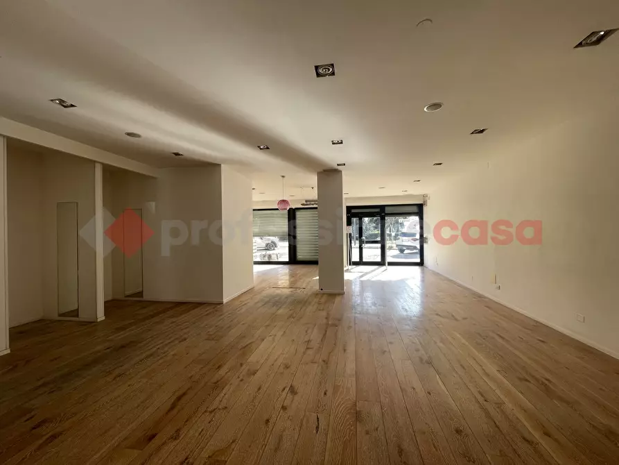 Immagine 2 di Negozio in affitto  in Via Antonio Gramsci a Corciano