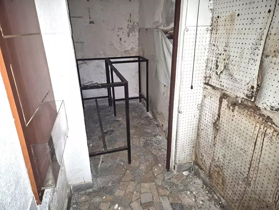 Immagine 6 di Negozio in vendita  in Piazza Trieste e Trento a Napoli