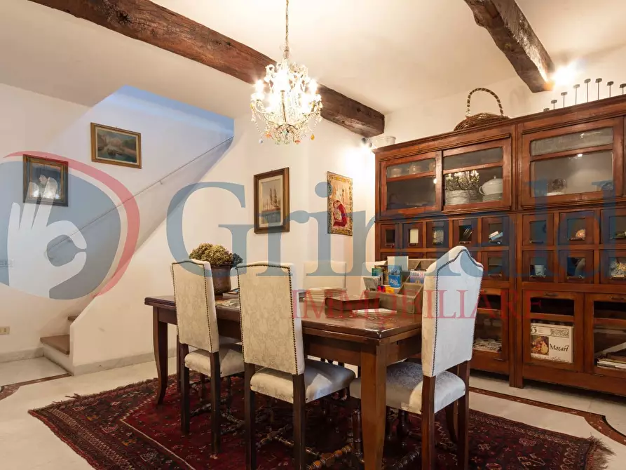 Immagine 10 di Palazzo in vendita  in Via BEATRICE a Massa