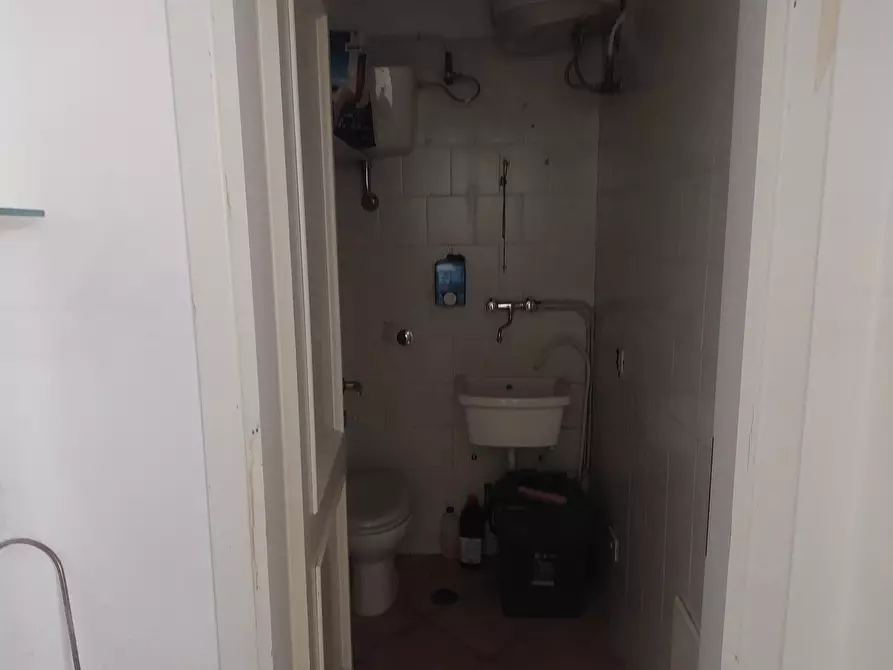 Immagine 5 di Negozio in vendita  in Via ANTONIO GENOVESI, 1 a Catanzaro