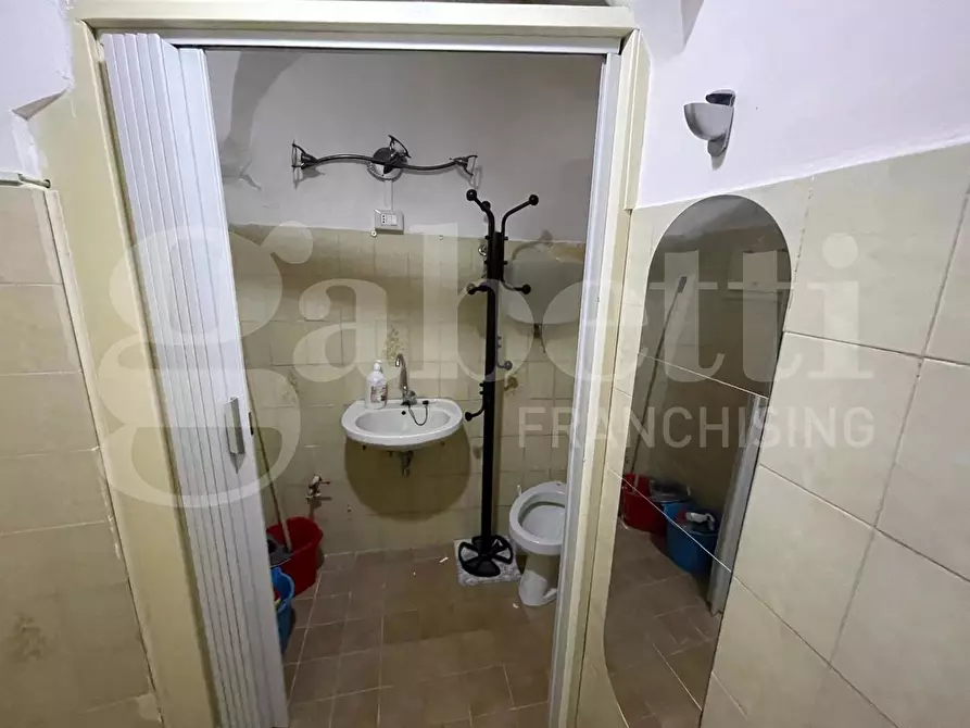 Immagine 13 di Negozio in vendita  in Via Indipendenza, 119 a Gaeta