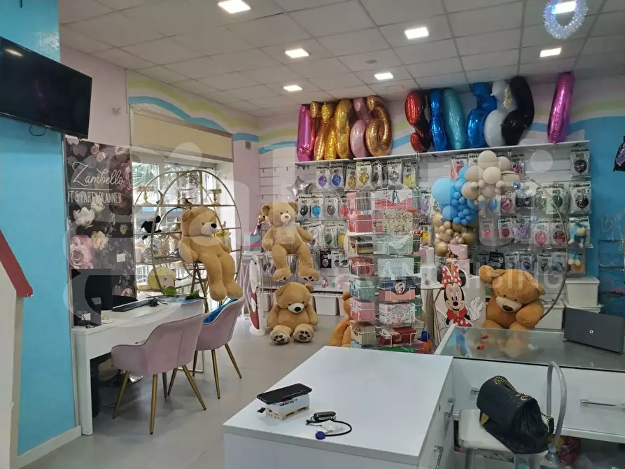 Immagine 10 di Negozio in affitto  in Via Martiri Atellani, 98 a Sant'arpino