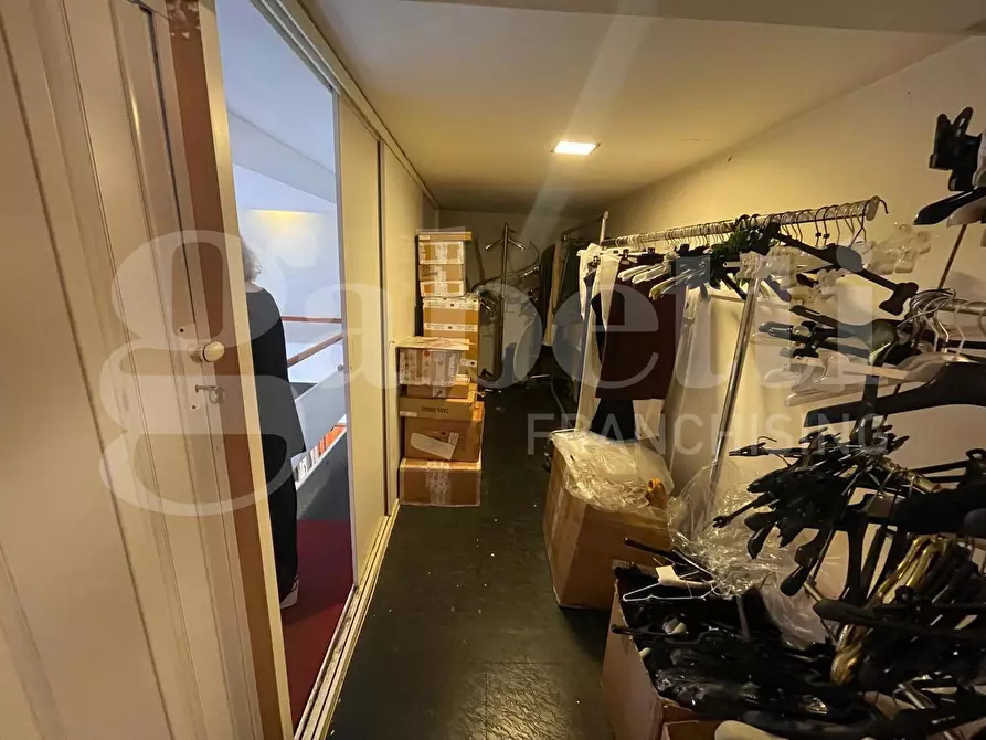 Immagine 16 di Negozio in vendita  in Piazza Traniello, 27 a Gaeta