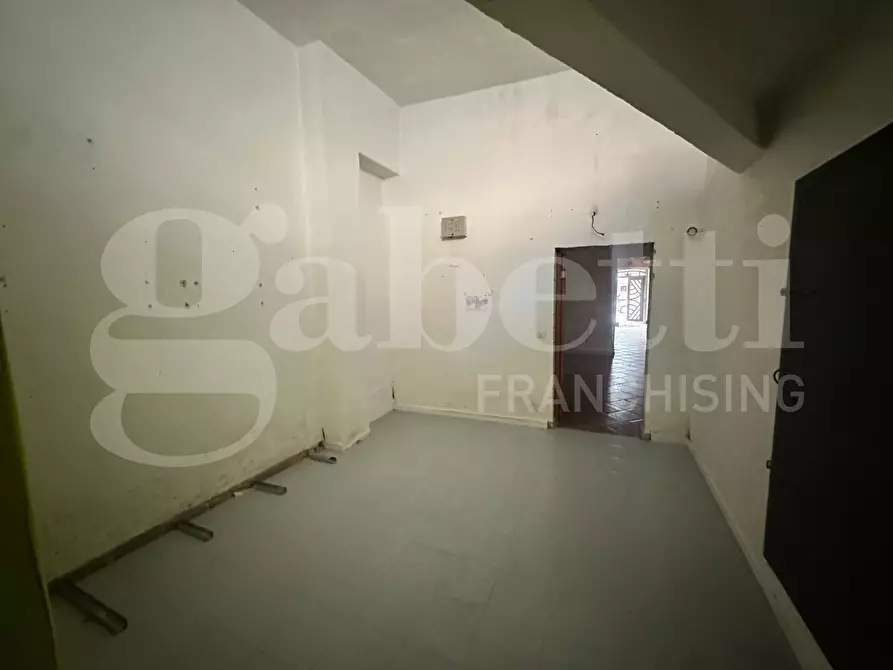 Immagine 12 di Negozio in affitto  in Via Cavour a Trani