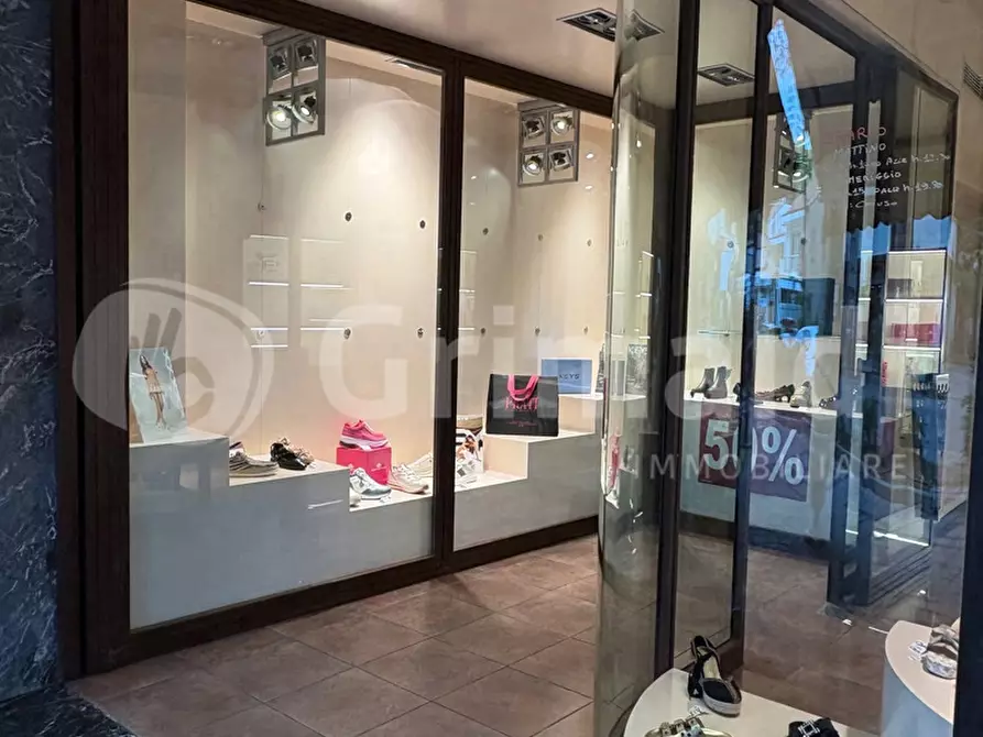 Immagine 9 di Negozio in vendita  in Viale Gramsci, 0 a Cervia