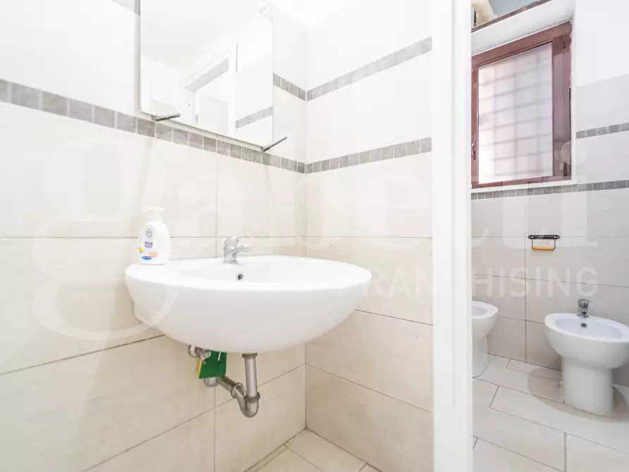 Immagine 33 di Laboratorio in vendita  in Via Busalla, 9 a Roma