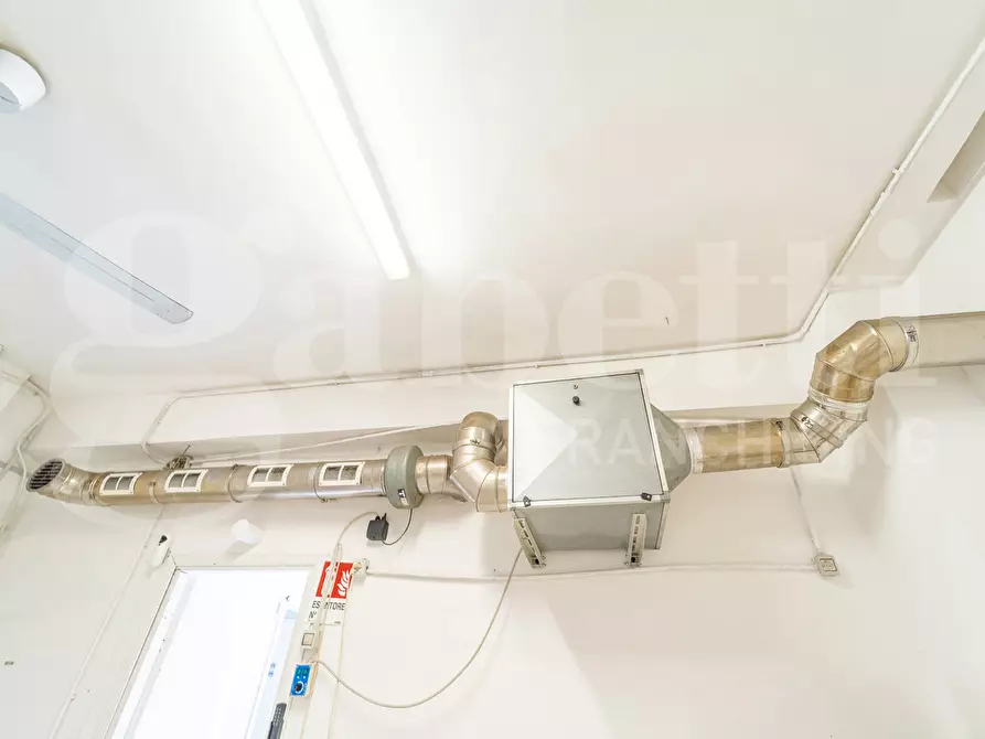 Immagine 26 di Laboratorio in vendita  in Via Busalla, 9 a Roma