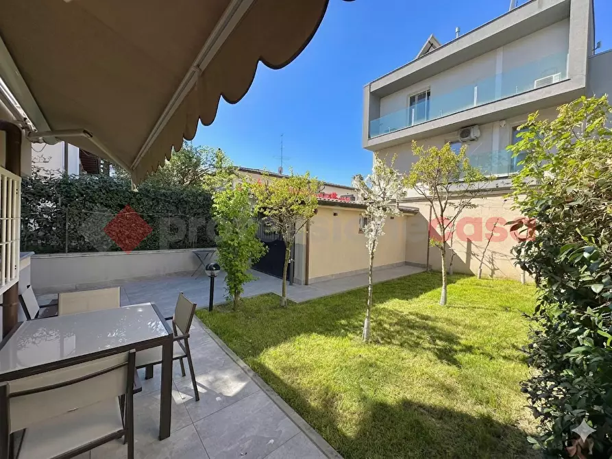 Immagine 3 di Villa in vendita  in Via Delle Robinie a Opera