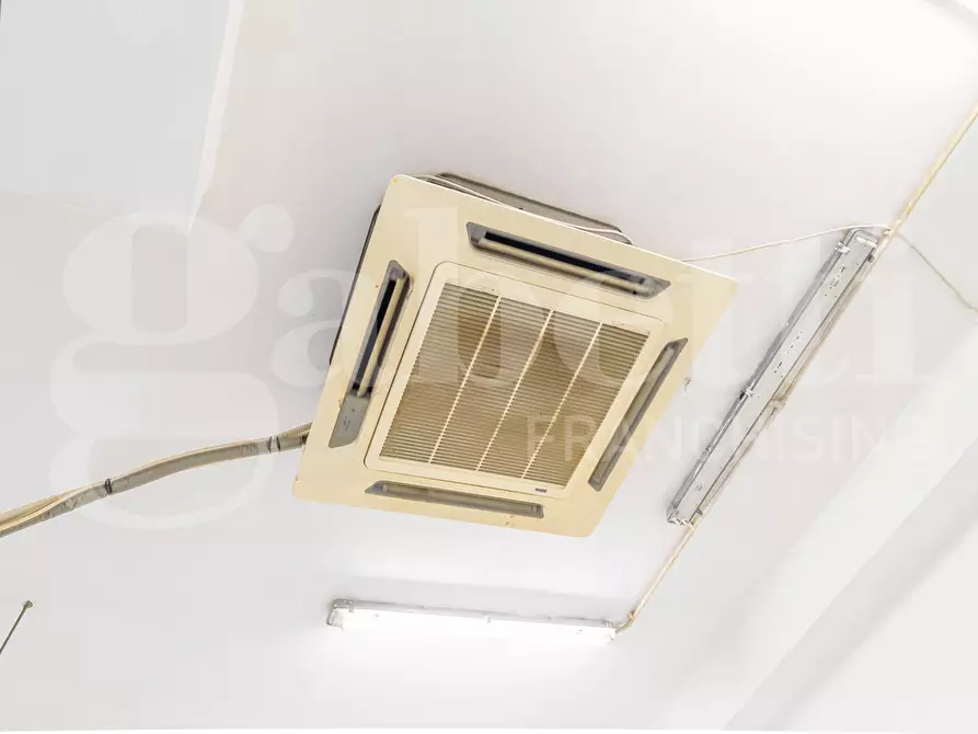 Immagine 25 di Laboratorio in vendita  in Via Busalla, 9 a Roma