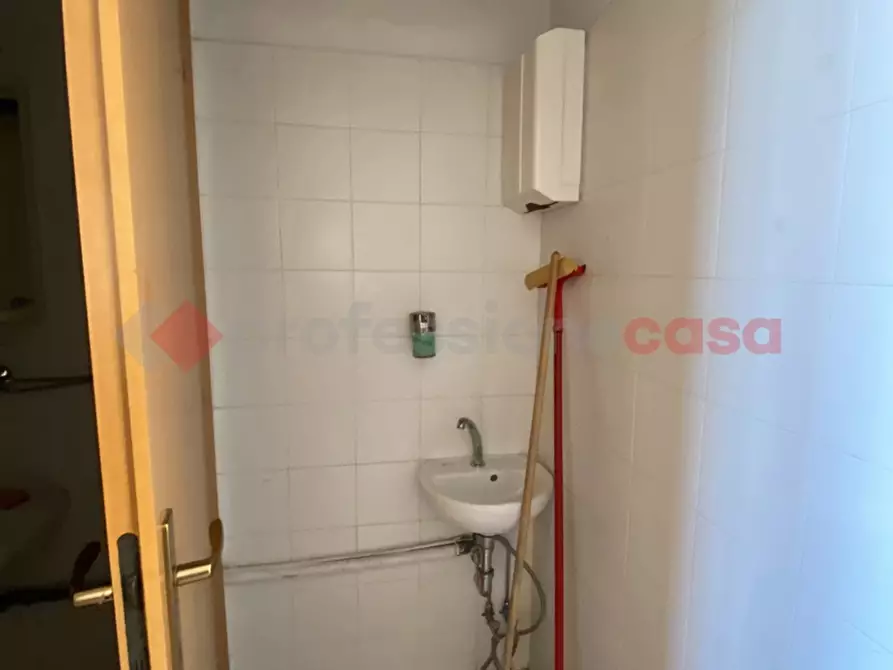 Immagine 7 di Negozio in affitto  in Via Masini a Castelfiorentino