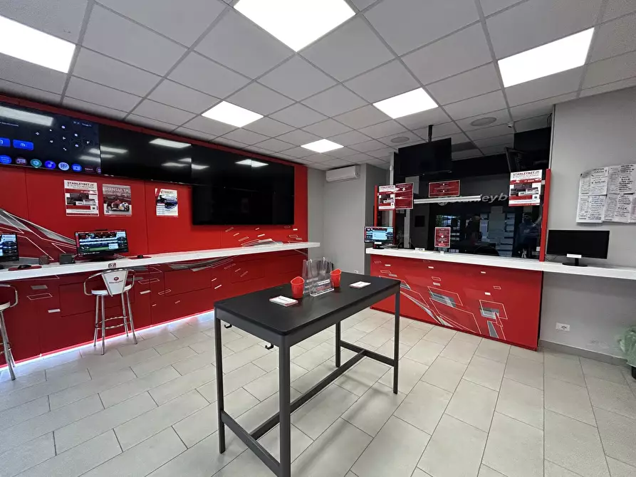 Immagine 2 di Attività commerciale in vendita  in Via Inzago, 119 a Roma