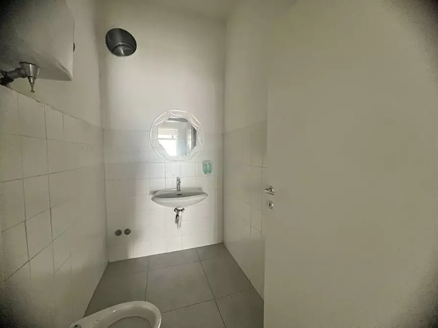 Immagine 18 di Negozio in affitto  in Via Einaudi a Perugia