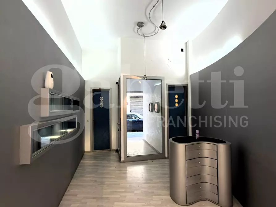Immagine 8 di Negozio in affitto  in Via Oberdan, 99 a Lecce