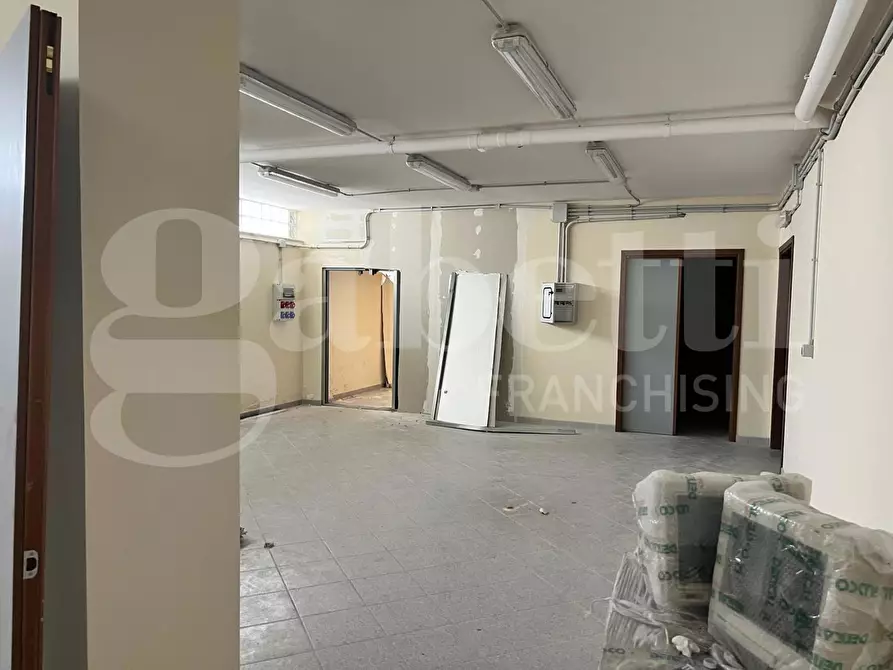 Immagine 12 di Magazzino in vendita  in Via MONSIGNOR OLINDO RUGGIERI, 34 a Martina Franca