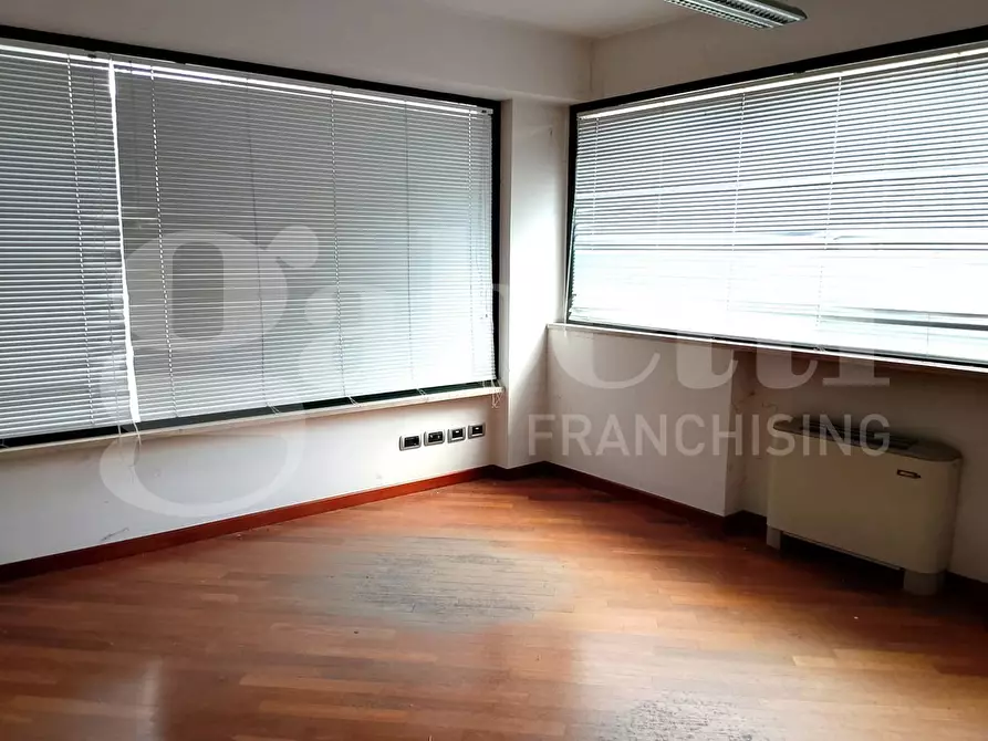 Immagine 19 di Negozio in vendita  in Via della Resistenza, 19 a Teramo