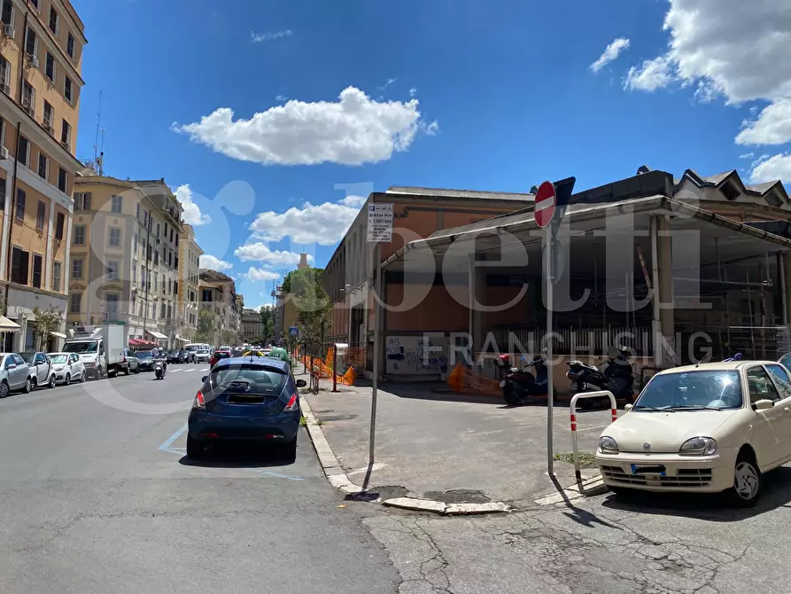 Immagine 10 di Negozio in vendita  in Via Trionfale, 98 a Roma