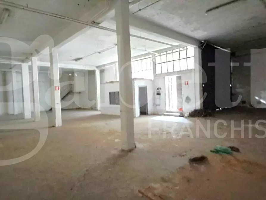 Immagine 5 di Magazzino in vendita  in Via Corigliano Calabro, 27 a Roma