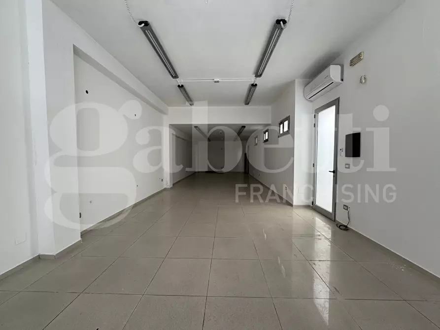 Immagine 1 di Negozio in affitto  in Via Garibaldi, 35 a Porto Cesareo