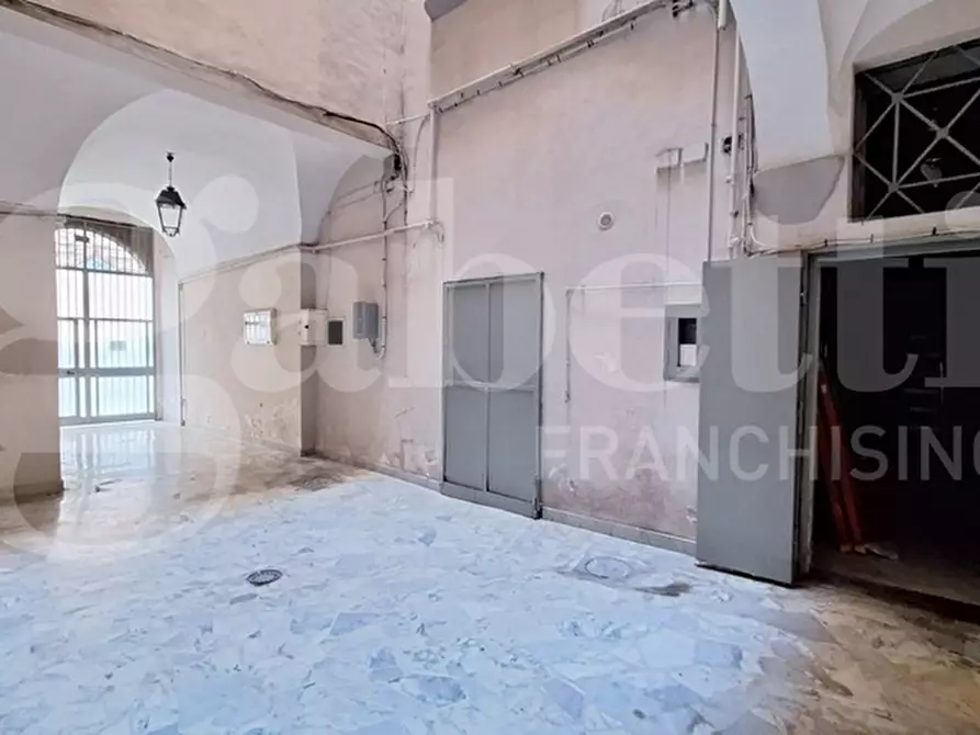 Immagine 5 di Magazzino in vendita  in Via Santa Sofia a Napoli
