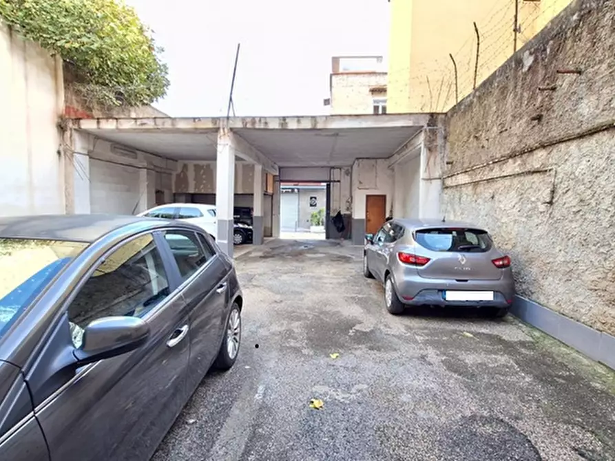 Immagine 10 di Negozio in affitto  in Via Andrea Cantelmo a Napoli