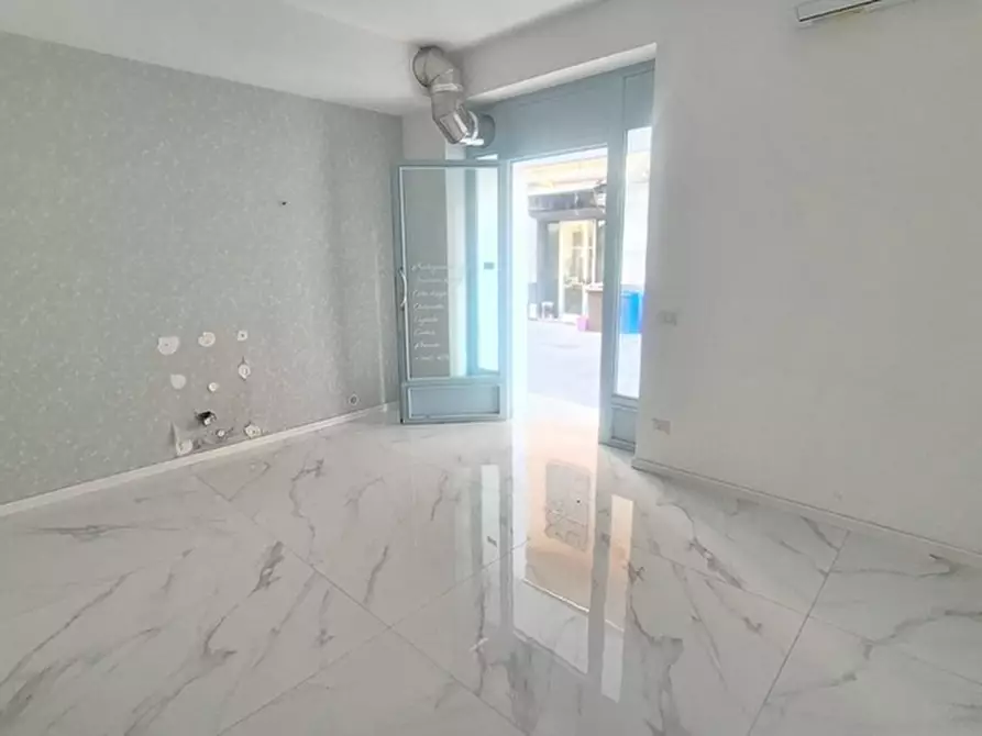 Immagine 9 di Negozio in affitto  in Via Cesare Augusto a Pozzuoli