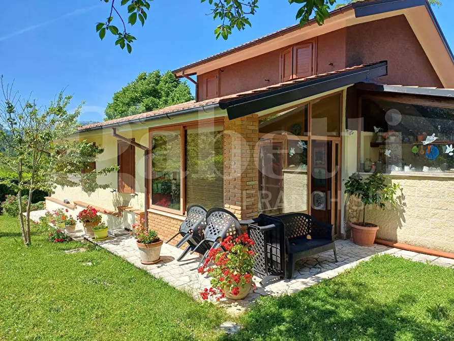 Immagine 1 di Villa in vendita  in Via SAN MARIA DEL MONTE, snc a Borbona