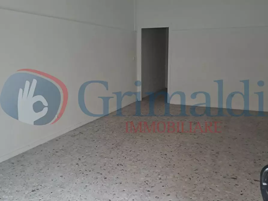 Immagine 2 di Negozio in vendita  in Via Cherubini a Livorno