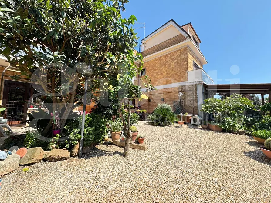 Immagine 1 di Casa trifamiliare in vendita  in Viale perseo, 27 a Ardea