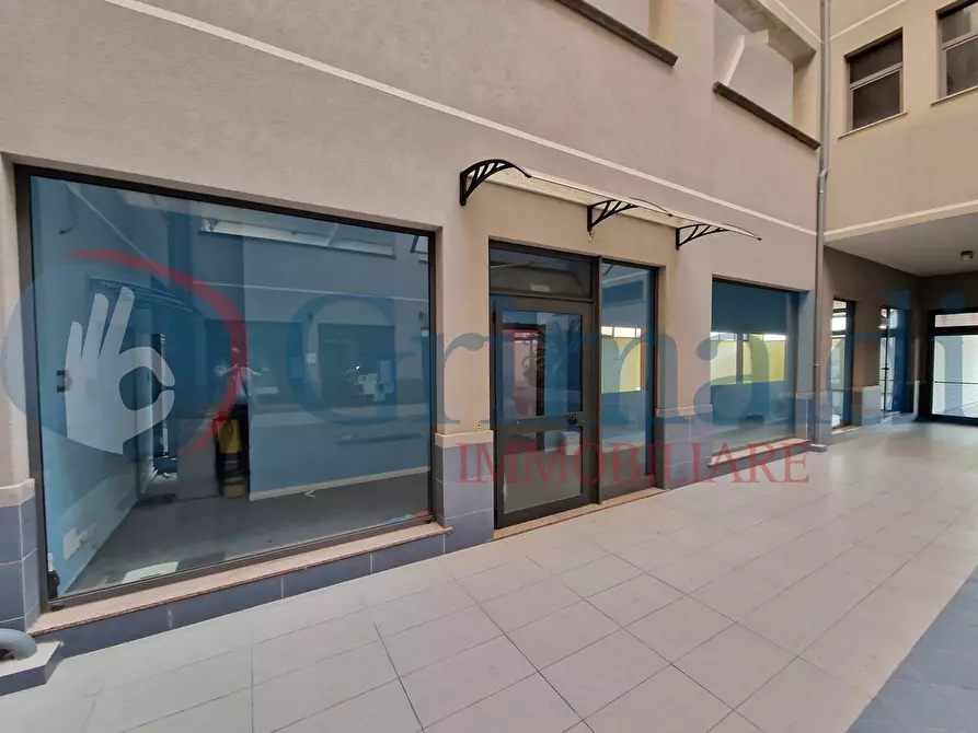 Immagine 3 di Negozio in vendita  in Via Adolfo Celi, 183 a Messina