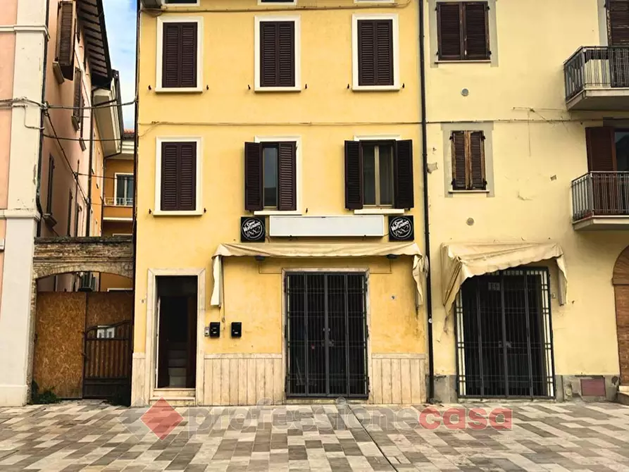 Immagine 1 di Negozio in vendita  in Piazza Giuseppe Mazzini a Bastia Umbra