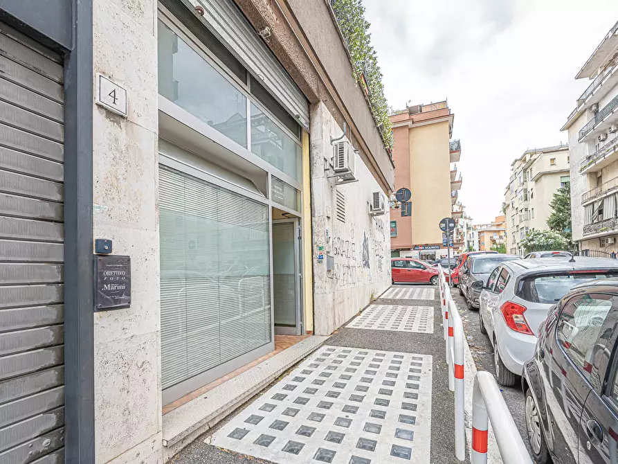 Immagine 20 di Negozio in vendita  in Via Valle Stura, 2 a Roma