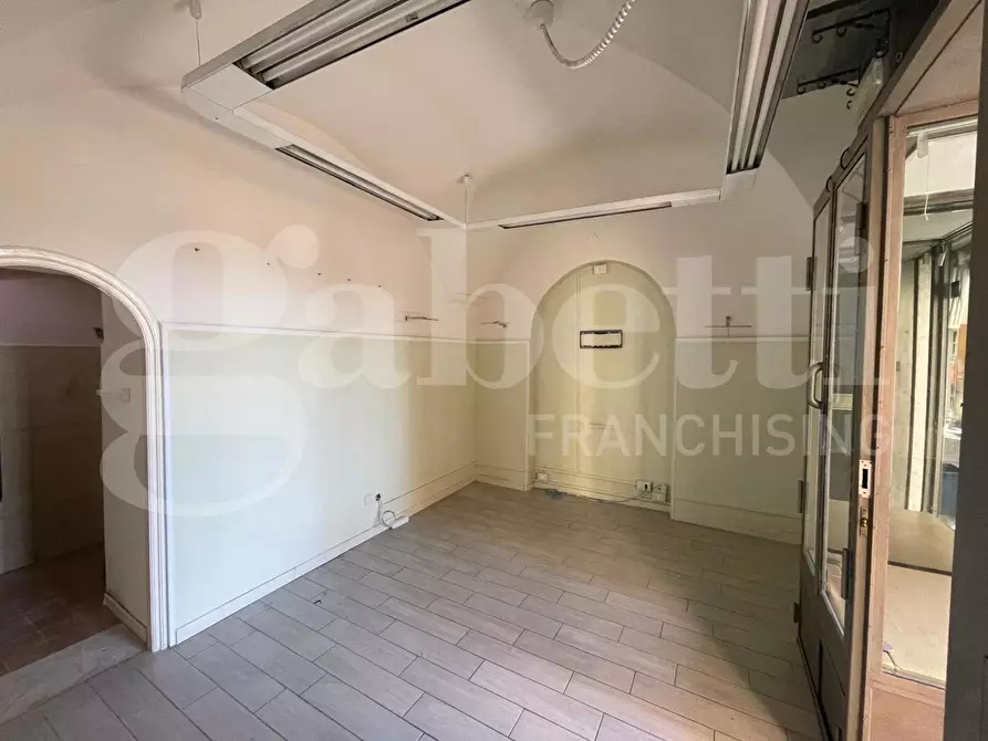 Immagine 3 di Negozio in vendita  in Via Indipendenza, 119 a Gaeta