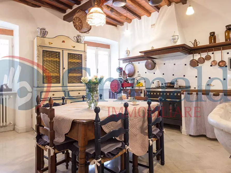 Immagine 6 di Palazzo in vendita  in Via BEATRICE a Massa