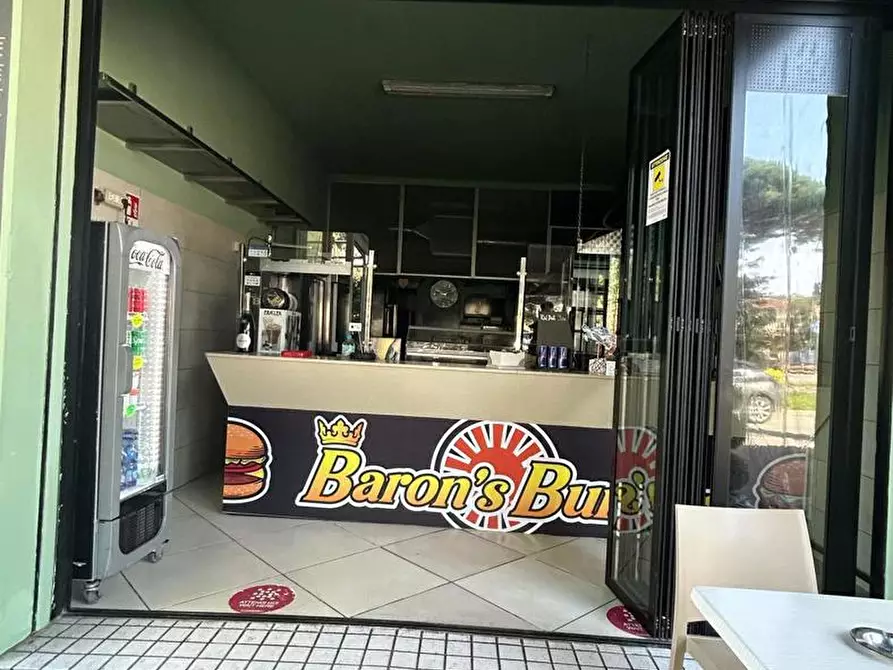 Immagine 13 di Attività commerciale in vendita  in Piazza napoli  milano marittima, 13 a Cervia