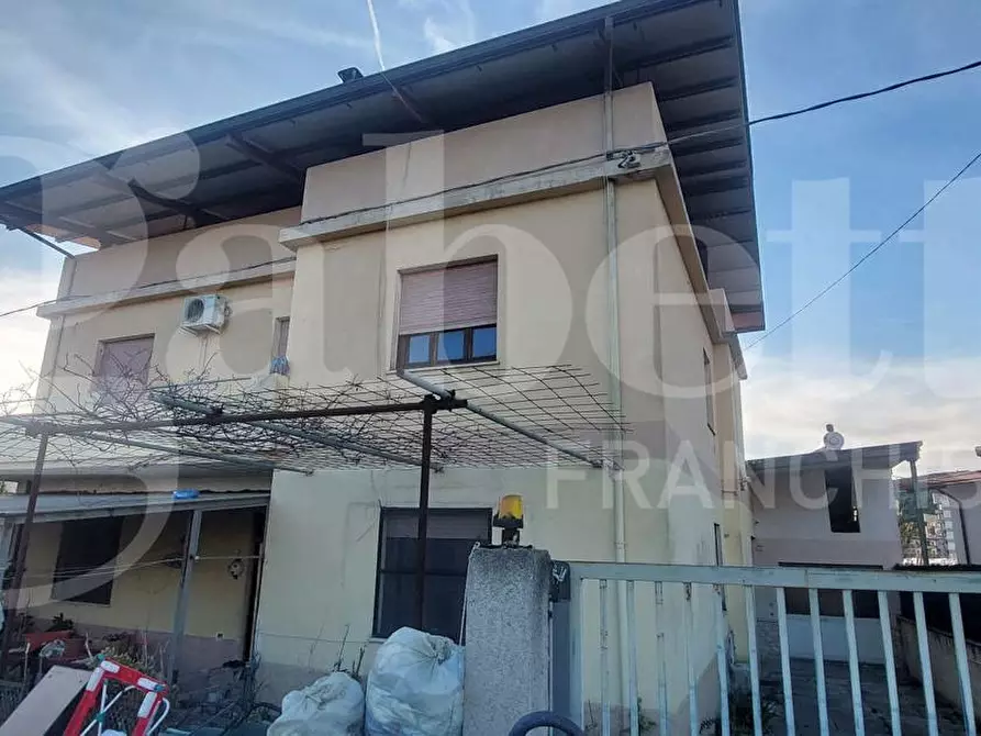 Immagine 1 di Palazzo in vendita  in Viale MAGNA GRECIA, 130 a Catanzaro