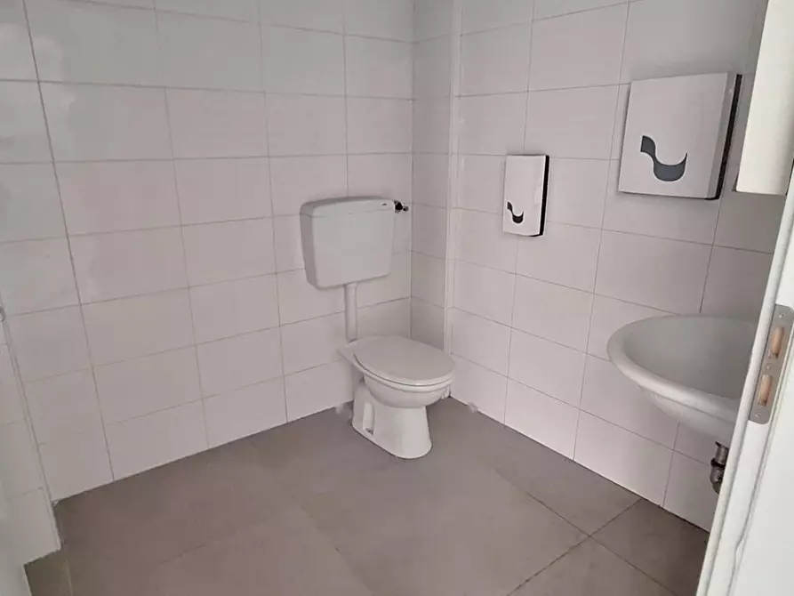 Immagine 9 di Negozio in vendita  in Via Consolare Pompea, 1561 a Messina