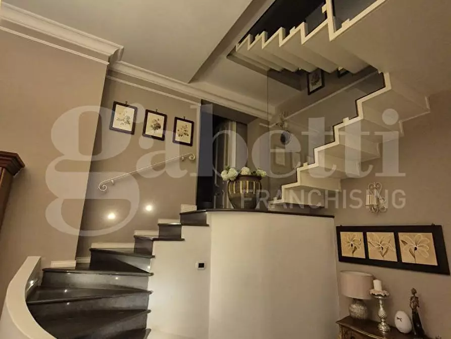 Immagine 19 di Palazzo in vendita  in Via Vesuvio a Torre Annunziata