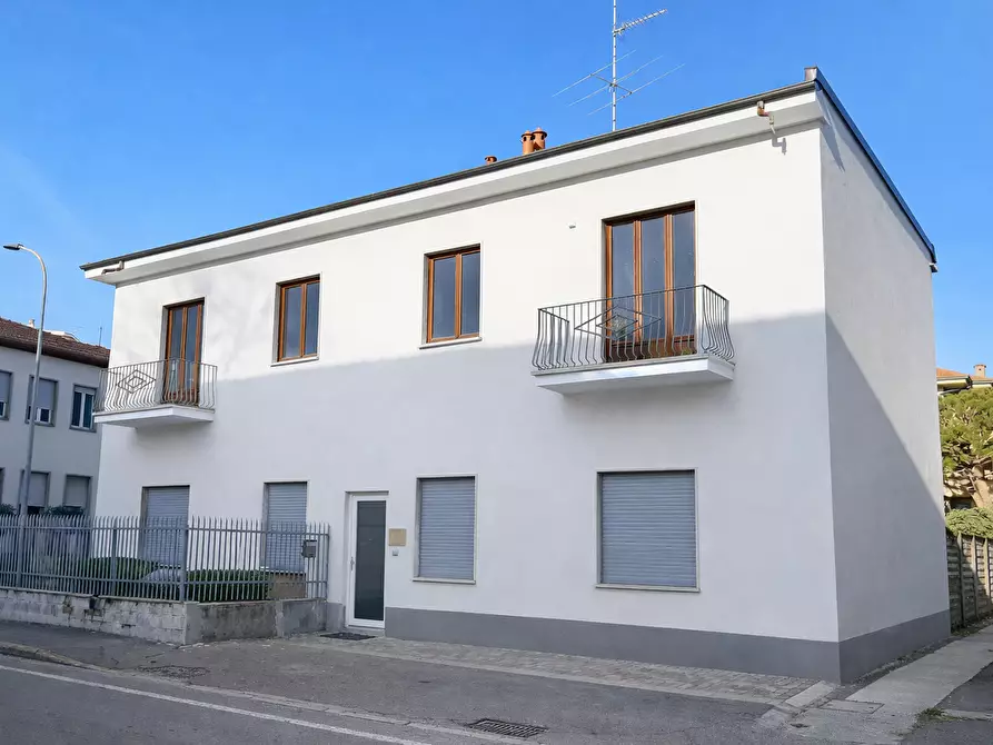 Immagine 3 di Appartamento in vendita  in Via giacomo leopardi, sc a Legnano