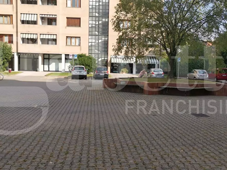 Immagine 10 di Negozio in affitto  in Via Sorteni, 7 a Monza
