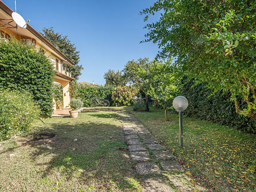 Immagine 39 di Casa trifamiliare in vendita  in Via della Bilancia, 47 a Sabaudia