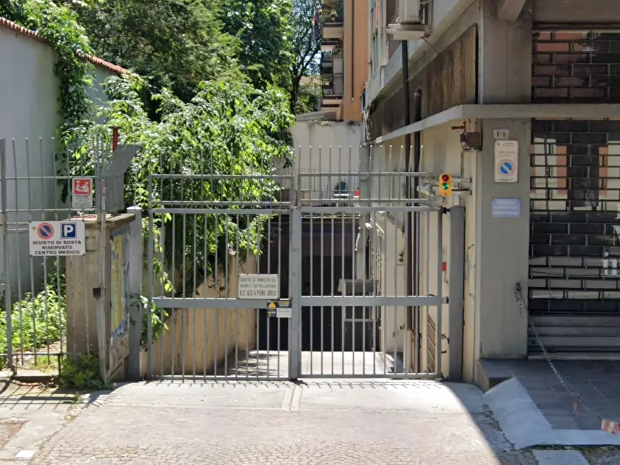 Immagine 1 di Box auto in vendita  in Piazza Mascarella, 7 a Bologna