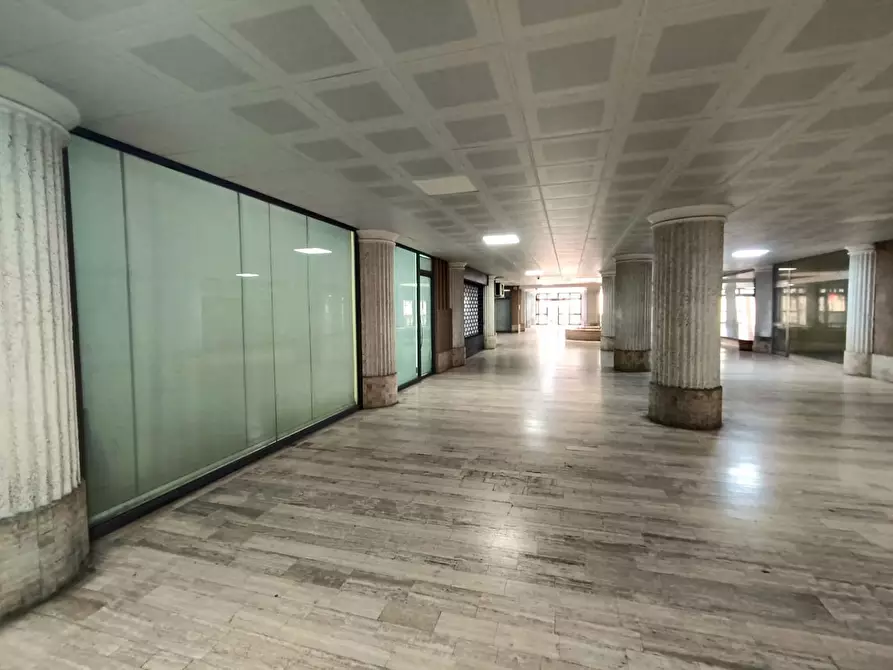 Immagine 2 di Negozio in vendita  in Via Gazzi, 22 a Messina