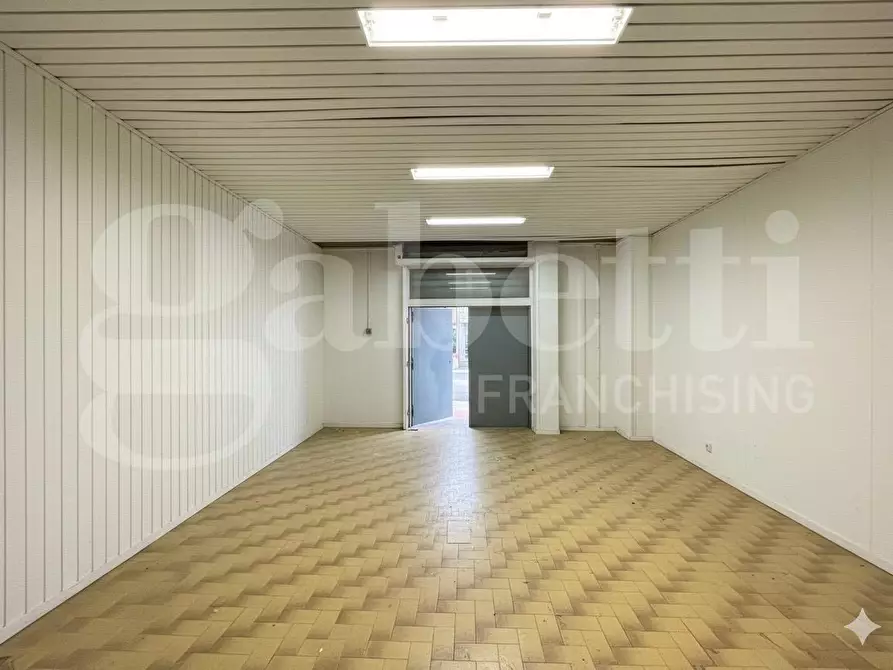 Immagine 4 di Negozio in vendita  in Via Aida, 51 a Napoli