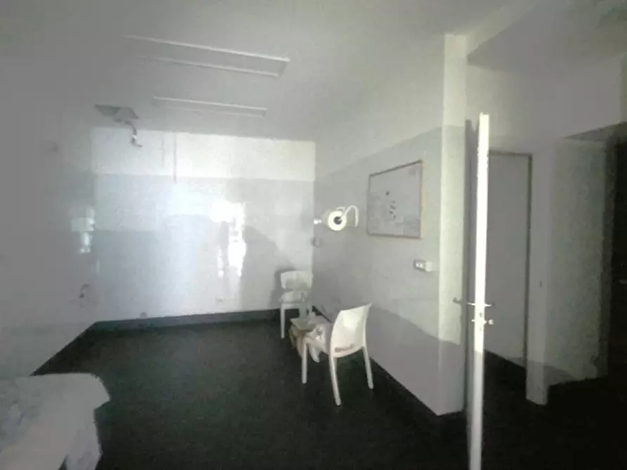 Immagine 10 di Negozio in affitto  in Via Cesare Augusto a Pozzuoli