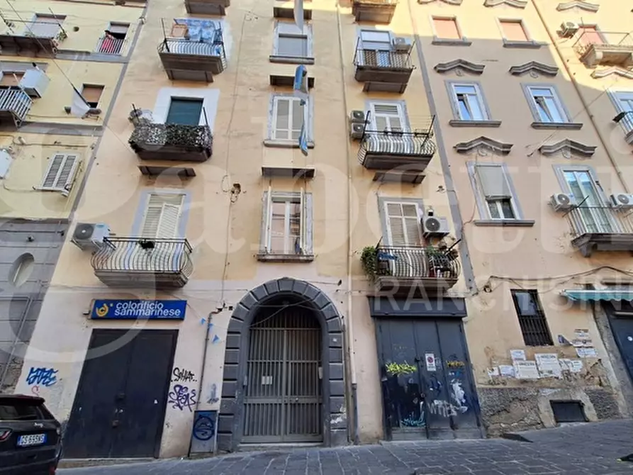 Immagine 1 di Magazzino in vendita  in Via Santa Sofia a Napoli