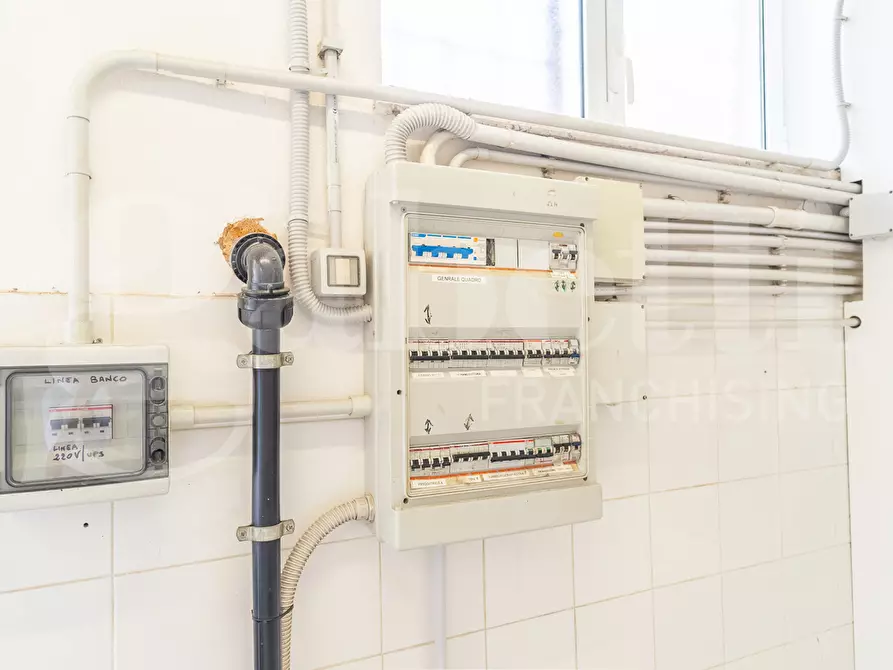 Immagine 35 di Laboratorio in vendita  in Via Busalla, 9 a Roma